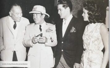 Presiden Soekarno bertemu dengan Elvis Presley di Hawaii tahun 1961. Ketika itu dalam perjalanan ke AS untuk mengunjungi President John F. Kennedyy
