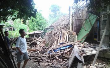 Rumah Roboh di Ploso Pacitan