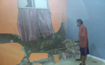Longsor Jebol Rumah Warga