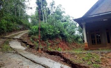 Warga bersama Pemdes, TNI, Polri bergandengan Hadapi Bencana Longsor